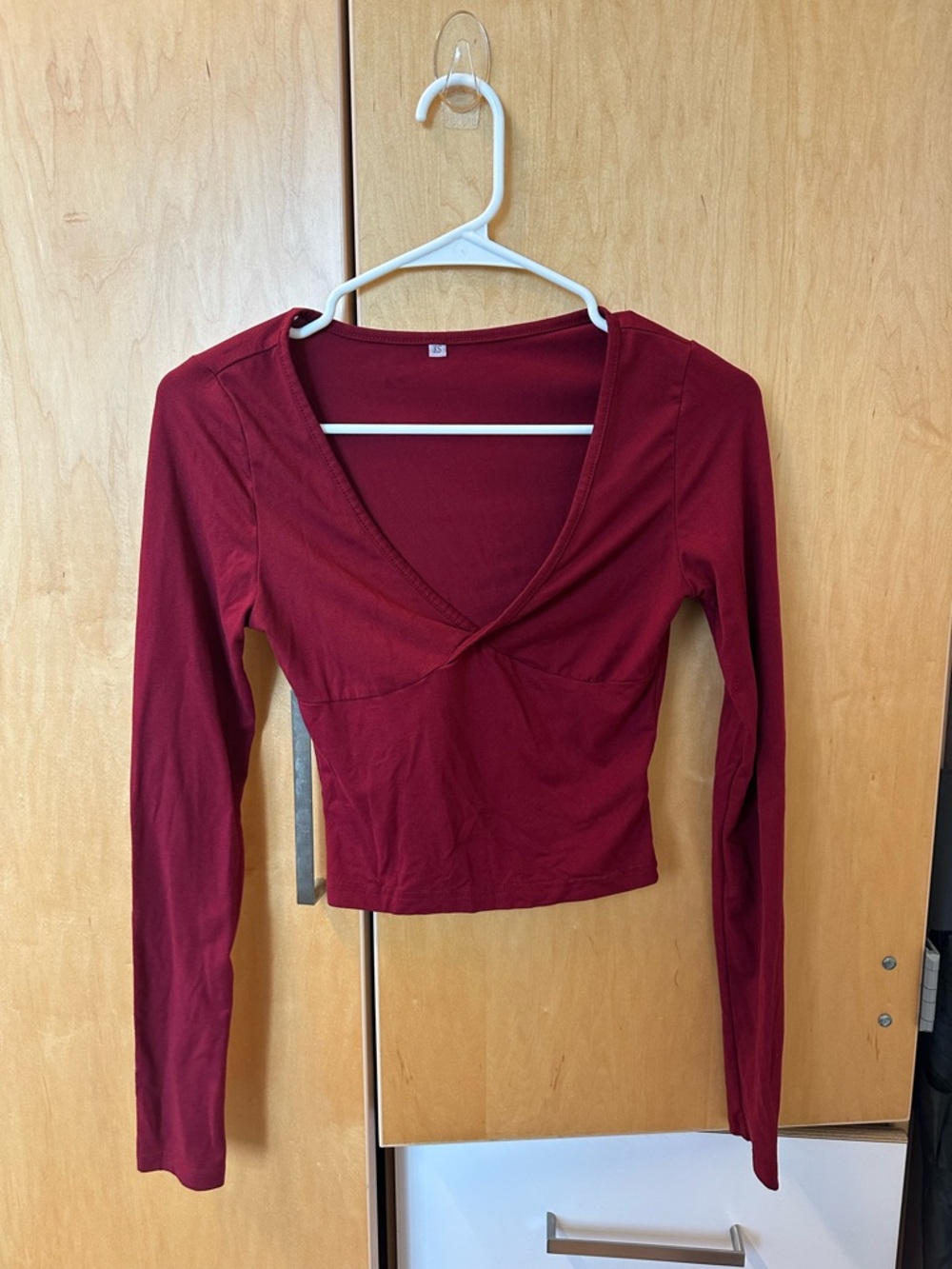 Long Sleeve V-Neck Cropped Top in Wine